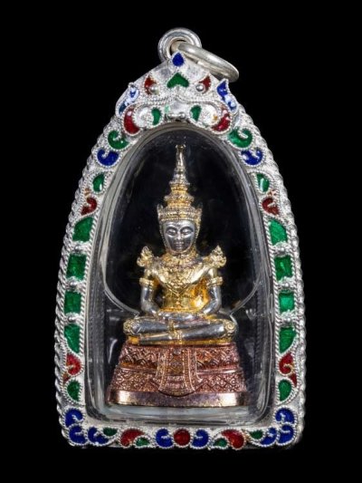 2900.-กริ่งพระแก้วมรกต กรมสรรพามิตร เนื้อเงินสามกษัตริย์ ปี2539 พร้อมเลี่ยมกรอบเงินลงยา