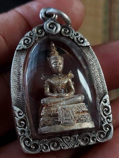 2700.-กริ่งพระแก้วมรกต กรมสรรพามิตร เนื้อเงินปี2539 พร้อมเลี่ยมเงินสั่งทำอย่างหนา
