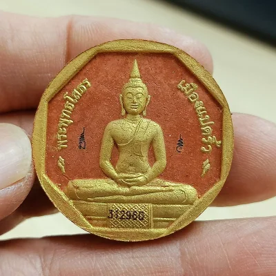 ✅1-2268 วัดใจ 50 หลวงพ่อโสธร รุ่นทองประทาน จัดสร้างโดยสมาคมชาวฉะเชิงเทรา พิธีใหญ่ มวลสาร 100 ปี พิมพ์เล็ก เนื้อสีแดงปัดทอง  กล่องเดิม