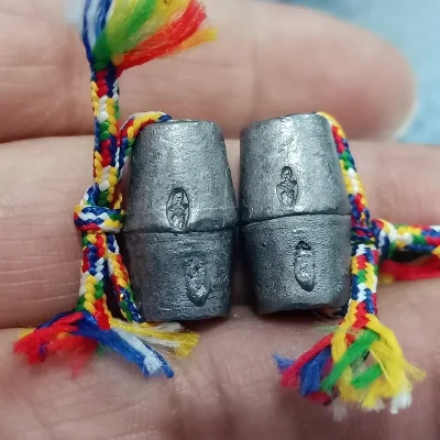1-2404 ลสก.36 วัดใจ 100 ยกคู่ ลูกสะกด หลวงพ่ออิฏฐ์ วัดจุฬามณี จ.สมุทรสงคราม 2552 ตะกั่วอวนโบราณ ตอกโค้ด เต็กเหล็ง และถักเชือกไหม 7 สี