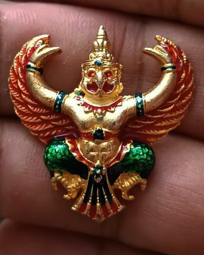 4.สวยดั่งทอง...พญาครุฑ พิธียกครุฑพ่าห์ ศาลจ.เบตง พ.ศ. 2555 เนื้อทองเหลืองกะไหล่ทองลงยา ขนาด 3.2 x 3.3 ซ.ม.