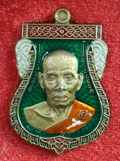 6J001 เหรียญราชเวชสุวรรณโณ หลวงพ่อพัฒน์ วัดห้วยด้วน ปี 2565  เนื้อทองเหลือง ลงยาพื้นเขียว ลงยาขอบน้ำเงิน ซุ้มแดง ปีกขาว ลงยาจีวร เลข 12 กล่องเดิม