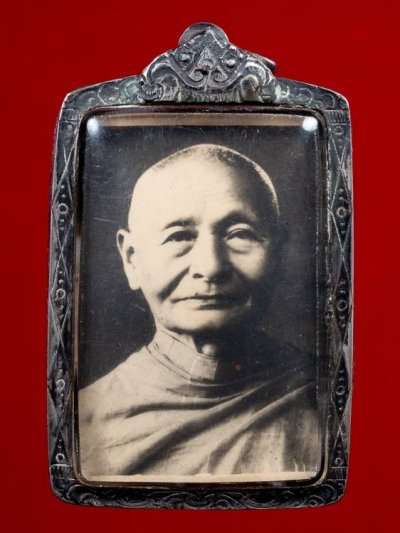 2800.-รูปถ่ายยุคต้น หลวงปู่เพิ่ม วัดกลางบางแก้ว จ.นครปฐม หลังจารดินสอ เลี่ยมเงิน