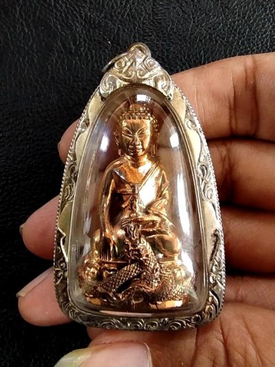 1800.- พระกริ่งศรีสุทโธ หลวงปู่คำบุ วัดกุดชมภู จ.อุบลราชธานี รุ่นอายุวัฒนะ 90 ปี 2554 เนื้อสัตตะโลหะ เลี่ยมกรอบเงิน