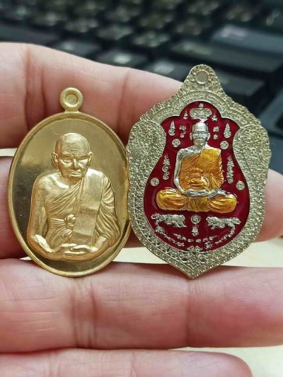 2-2154(2-49) วัดใจ 150 ยกคู่ เหรียญเพชรน้ำเอก หลวงพ่อเงิน พุทธโชติ วัดทรายทองพัฒนา จ.กำแพงเพชร 2560 สต.1994+เหรียญเสมารวยมหาอำนาจ 99 หลวงพ่อพัฒน์ ปุญญกาโม วัดห้วยด้วน จ.นครสวรรค์ 2563 อปก.ลงยา.100 กล่องเดิม