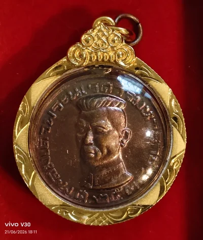 เหรียญหลวงพ่อเกษม สมเด็จพระนเรศวรมหาราช ปี38 เนื้อทองแดง เลี่ยมทองไมครอน ยกซุ้มหัวสิงห์สวยๆ ขึ้นคอได้เลย ค่าเลี่ยมก็ 300 แล้วครับ