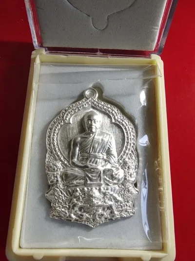 2500.-เหรียญนั่งพานสร้างบารมี พระมหาสุรศักดิ์ วัดประดู่ฯ จ.สมุทรสงคราม ปี2564 เนื้อเงินพร้อมกล่องเดิม