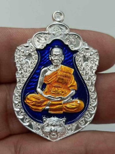 ✅2-716 วัดใจ 150 เหรียญเสมาเสือคาบแก้ว หลวงพ่อยูร วัดพนมเศษเหนือ จ.นครสวรรค์ 2567 เนื้อชุบเงินลงยาน้ำเงิน จีวร หมายเลข 74 จัดสร้าง 100 เหรียญ กล่องเดิม
