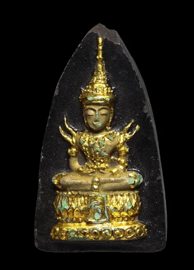 พระแก้วมรกตเนื้อผงดำ หลังยันต์ดวง พิมพ์กลีบบัวเล็ก หลวงพ่อเริ่ม วัดบางพระ จ.ชลบุรี