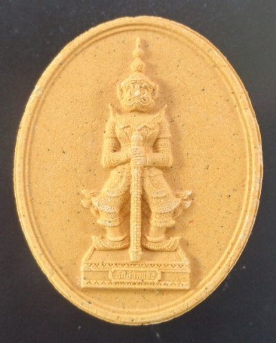 (เคาะเดียวแดง) พระผงท้าวเวสสุวรรณฯ วัดอรุณราชวราราม (วัดแจ้ง) กรุงเทพฯ สร้างปี ๒๕๕๘ เนื้อผงสีขาวผสมมวลสารเก่าของวัด