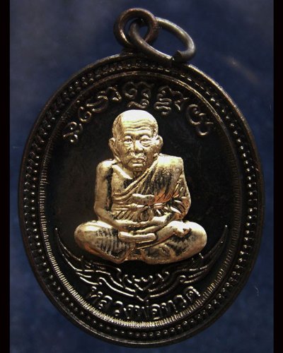 กรรมการ !!! เลข 916...เหรียญหลวงปู่ทวด หลังพ่อท่านเขียว วัดห้วยเงาะ รุ่นกิตติคุโณ 82 เนื้อทองแดงรมดำหน้า-หลังอัลปาก้า โค้ด-เลข พร้อมกล่องเดิม พ.ศ. 2553 สร้างแจกกรรมการ 999 องค์