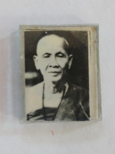 200.- รูปถ่ายขาวดำครูบาศรีวิชัย ด้านหลัง ร.5 อัดกระจก 2 ด้าน