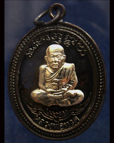 กรรมการ !!! เลข 935...เหรียญหลวงปู่ทวด หลังพ่อท่านเขียว วัดห้วยเงาะ รุ่นกิตติคุโณ 82 เนื้อทองแดงรมดำหน้า-หลังอัลปาก้า โค้ด-เลข พร้อมกล่องเดิม พ.ศ. 2553 สร้างแจกกรรมการ 999 องค์