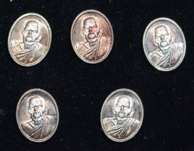 700.- แพค 5 เหรียญ เหรียญเม็ดแตง เนื้อเปียกเงิน แยกชุดกรรมการร่วมสร้าง หลวงปู่หมุน รุ่น 119 ปี ร.ศ.232 วัดบ้านจาน