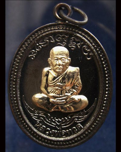 กรรมการ !!! เลข 982...เหรียญหลวงปู่ทวด หลังพ่อท่านเขียว วัดห้วยเงาะ รุ่นกิตติคุโณ 82 เนื้อทองแดงรมดำหน้า-หลังอัลปาก้า โค้ด-เลข พร้อมกล่องเดิม พ.ศ. 2553 สร้างแจกกรรมการ 999 องค์