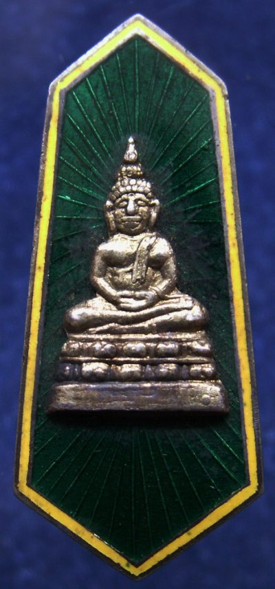 แหนบกรรมการที่ระลึกงานประจำปีพระพุทธสิหิงค์ จ.ชลบุรี พ.ศ. 2506 เนื้อเงินลงยาสีเขียว