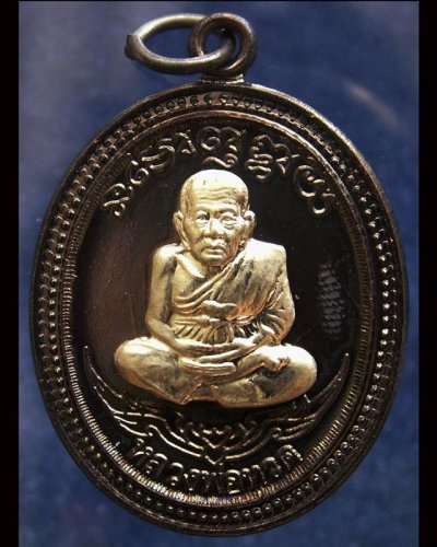 กรรมการ !!! เลข 933...เหรียญหลวงปู่ทวด หลังพ่อท่านเขียว วัดห้วยเงาะ รุ่นกิตติคุโณ 82 เนื้อทองแดงรมดำหน้า-หลังอัลปาก้า โค้ด-เลข พร้อมกล่องเดิม พ.ศ. 2553 สร้างแจกกรรมการ 999 องค์