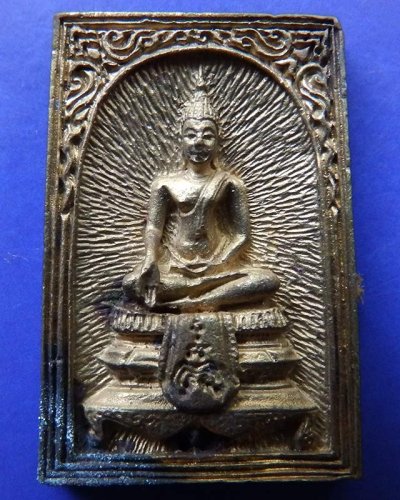 3.สมเด็จประทานพร หลังรูปเหมือนหลวงพ่อแพ วัดพิกุลทอง พ.ศ. 2534 เนื้อทองผสม พร้อมกล่องเดิม