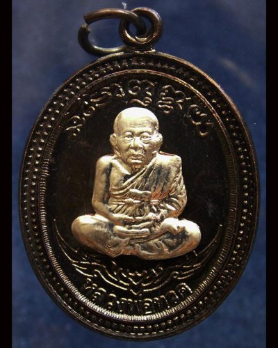 กรรมการ !!! เลข 905...เหรียญหลวงปู่ทวด หลังพ่อท่านเขียว วัดห้วยเงาะ รุ่นกิตติคุโณ 82 เนื้อทองแดงรมดำหน้า-หลังอัลปาก้า โค้ด-เลข พร้อมกล่องเดิม พ.ศ. 2553 สร้างแจกกรรมการ 999 องค์