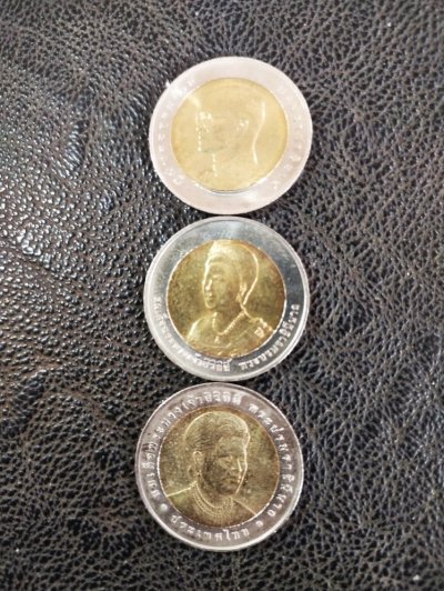 120.-เหรียญ 10บาท สองสี ร.9 1เหรียญ พระพันปีร.9 2เหรียญ รวม3เหรียญ สภาพ unc ไม่ได้ใช้