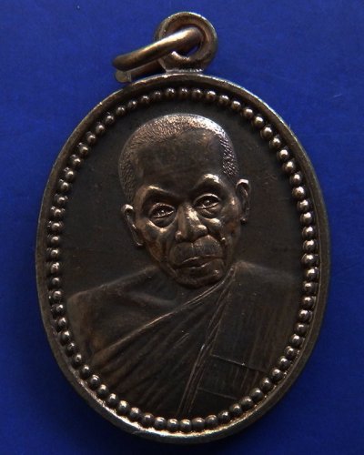 1.แพ็คคู่...เหรียญ 111 ปี หลวงพ่อแช่ม วัดนวลนรดิศ ภาษีเจริญ กรุงเทพฯ ปี 2545 เนื้อนวะ (ตอกโค้ด) กล่องเดิม+ทองแดง (ไม่มีกล่อง)