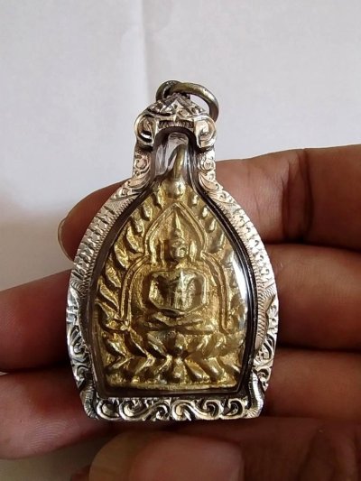 4000.-เจ้าสัว4 รุ่นสร้างเขื่อน ชุดกรรมการพิเศษ เนื้อแร่มวลสารหลวงปู่ ปี2559 เลี่ยมกรอบเงิน องค์ที่ 2
