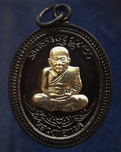กรรมการ !!! เลข 150...เหรียญหลวงปู่ทวด หลังพ่อท่านเขียว วัดห้วยเงาะ รุ่นกิตติคุโณ 82 เนื้อทองแดงรมดำหน้า-หลังอัลปาก้า โค้ด-เลข พร้อมกล่องเดิม พ.ศ. 2553 สร้างแจกกรรมการ 999 องค์