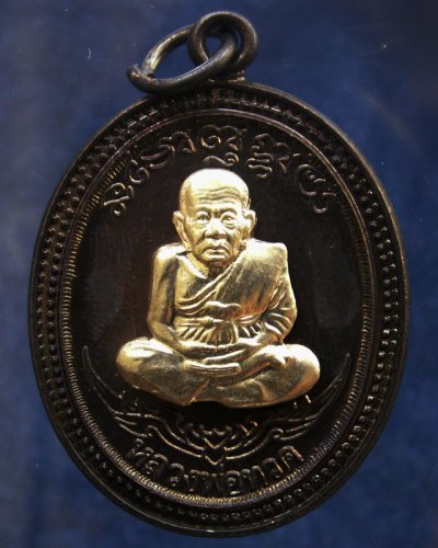 กรรมการ !!! เลข 169...เหรียญหลวงปู่ทวด หลังพ่อท่านเขียว วัดห้วยเงาะ รุ่นกิตติคุโณ 82 เนื้อทองแดงรมดำหน้า-หลังอัลปาก้า โค้ด-เลข พร้อมกล่องเดิม พ.ศ. 2553 สร้างแจกกรรมการ 999 องค์