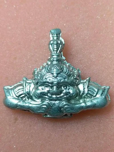 พระราหู เงินล้าน รุ่น 1 เนื้อชินตะกั่ว สูง 2.5 CM. วัดเทพพนมเชือด อำเภอร่อนพิบูลย์ จังหวัดนครศรีธรรมราช พ.ศ. 2558 ที่ระลึกงานฉลองอุโบสถพระราหู