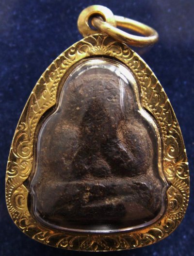 หลวงปู่เฮี้ยง วัดป่า จ.ชลบุรี ปิดตาสะดือใหญ่หลังแบบ พ.ศ. 2496 เนื้อผงคลุกรัก ผสมผงหลวงพ่อแก้ว เลี่ยมทองกันน้ำ