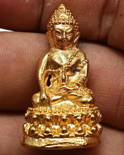 พระชัยก้นอุดผง หลวงปู่ทวด รุ่นตำหนักทอง หลวงปู่ทอง สุสังวโร วัดป่ากอสุวรรณ จ.สงขลา พ.ศ. 2540 กะหลั่ยทอง ตอกโค้ด+เลข 3057