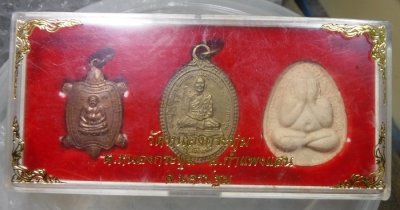 2500.- พระชุดกรรมการหลวงปู่ปั่น วัดหนองกระทุ่ม จ.นครปฐม ปี2539 3องค์