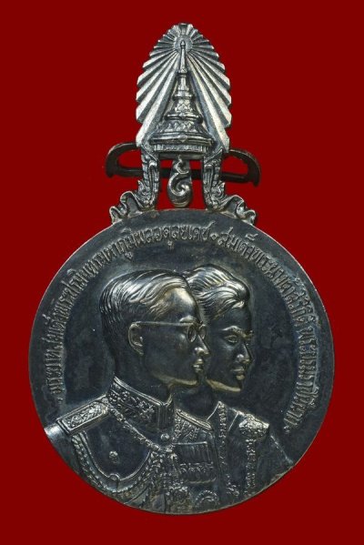 ʕ•́ᴥ•̀ʔっ. . เหรียญในหลวง ร.9 เสด็จเยือนอเมริกา และทวีปยุโรป พ.ศ.2503 พิมพ์ใหญ่ เนื้อเงิน (บล็อกนอก..นิยม)