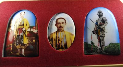 ล็อกเก็ตสมเด็จพระเจ้าตากสิน-พระยาพิชัยดาบหัก รุ่น มั่งมีทรัพย์ โครงการน้ำดื่มเฉลิมพระเกียรติ 26 ธันวาคม 2554
