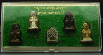 4500.-ชุดกรรมการ หนุมานปราบไตรจักร (หนุมานมหาปราบ) มูลนิธิหลวงปู่ทิม วัดระหารไร่จัดสร้าง ปี2557 พร้อมกล่องเดิม